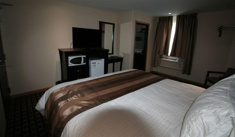 Masterson'S Motel Greater Napanee Bagian luar foto