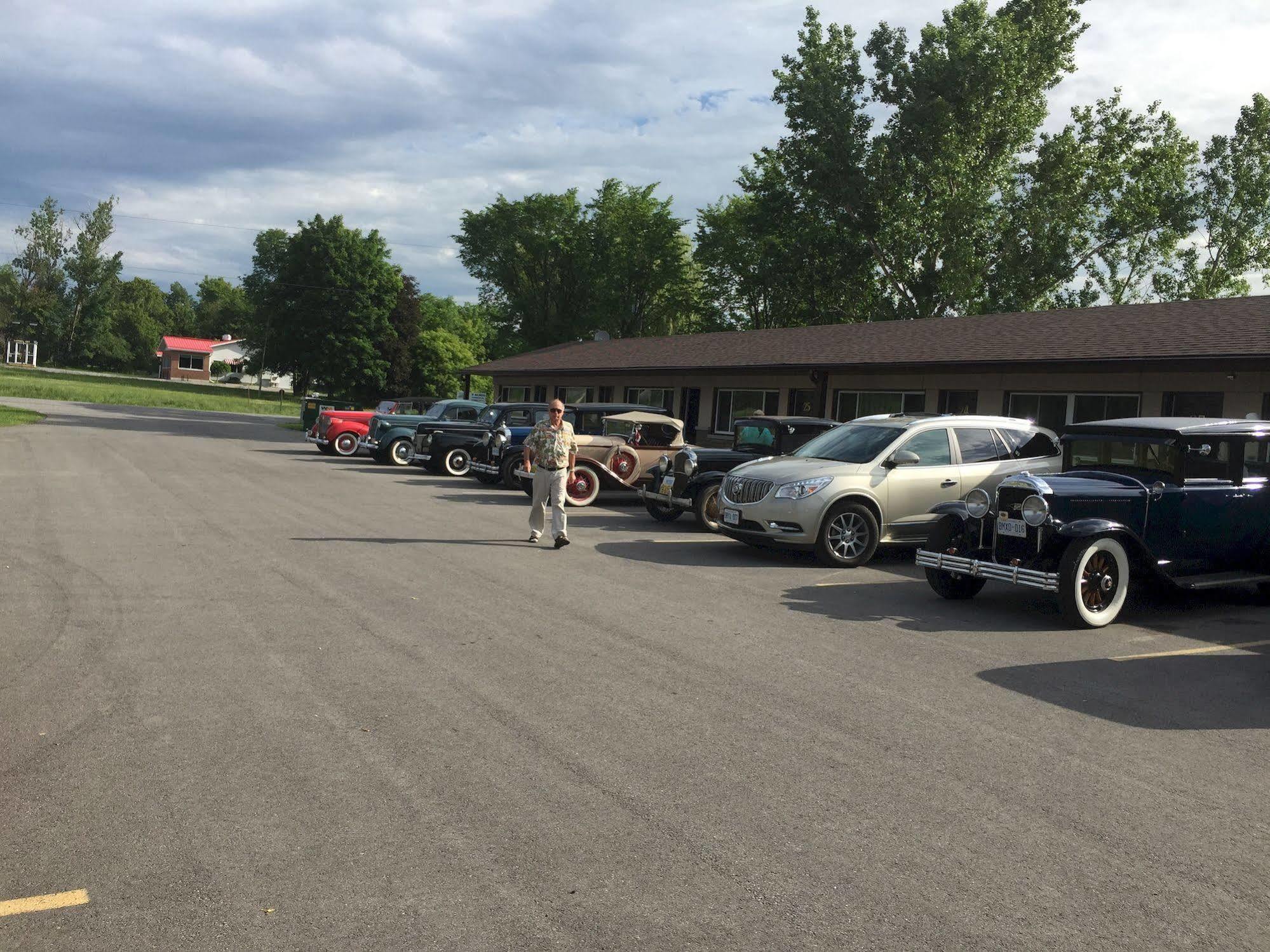 Masterson'S Motel Greater Napanee Bagian luar foto