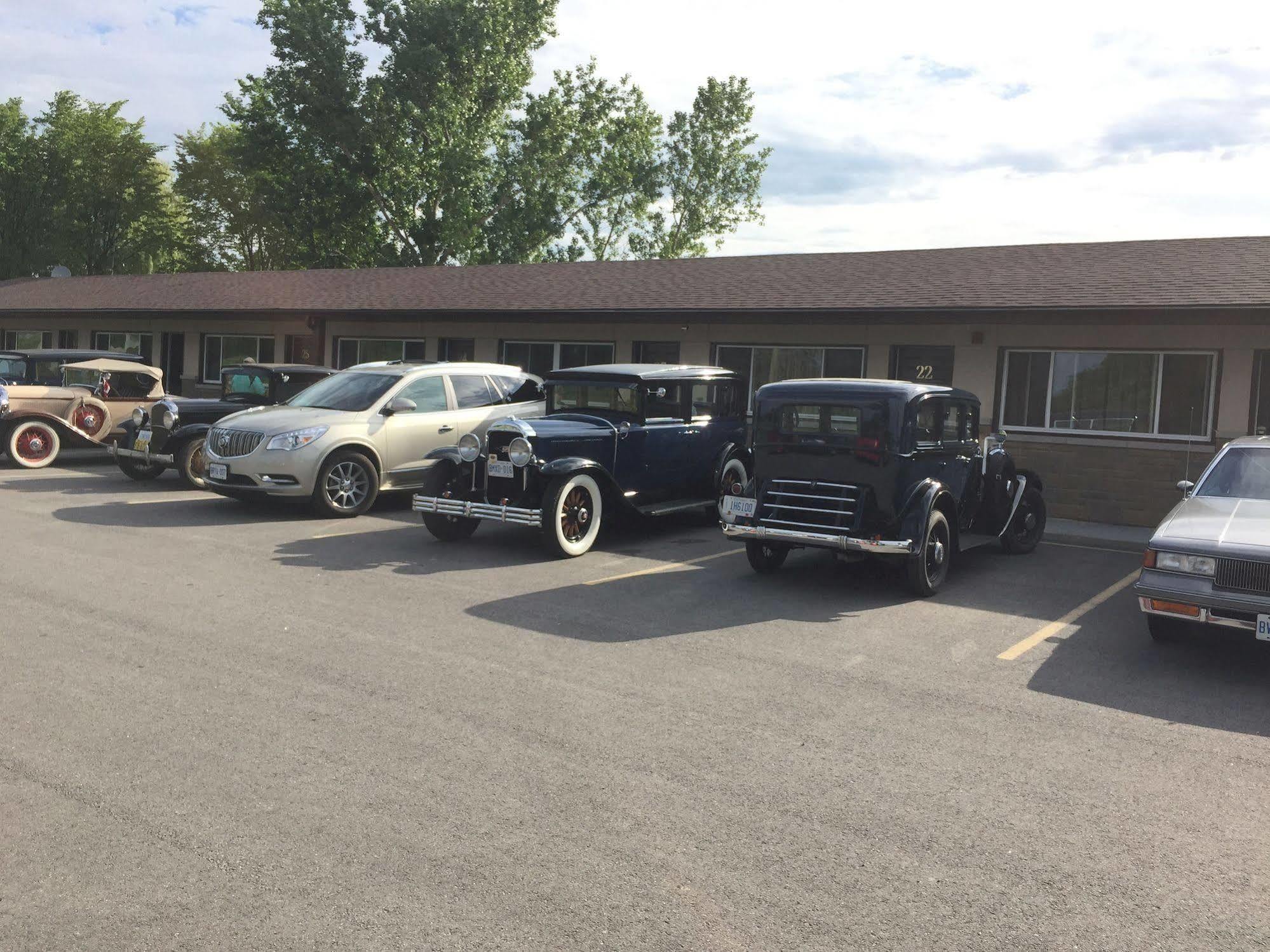 Masterson'S Motel Greater Napanee Bagian luar foto