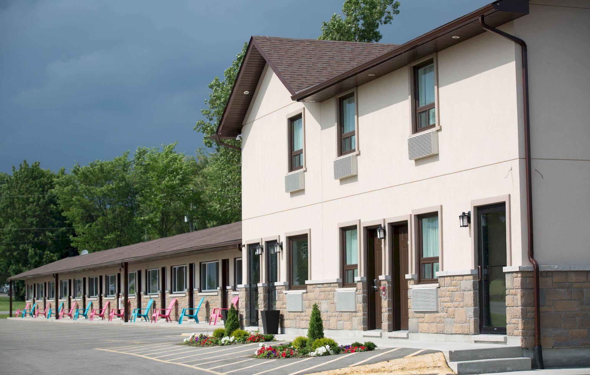 Masterson'S Motel Greater Napanee Bagian luar foto